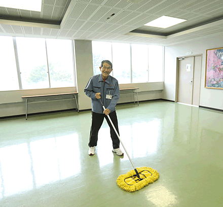 掃除中の松山さん