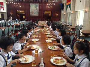 Refctooryにてブッフェ形式の昼食です。