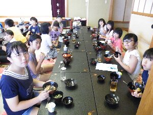 今日のお昼ご飯は、中華丼!　さすがに練習の後だけあって、子ども達はよく食べていました。