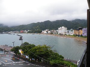 おはようございます。 雨の土肥海岸です。
