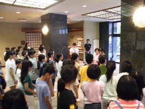 あいにくの天気、今朝はホテルのロビーをお借りしての朝会となりました。