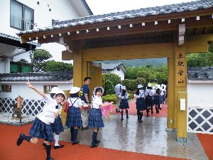 朝会を終えた時点で、天候の情報を集め、改善が見込めないため本日の水泳練習を中止とし、午前中はホテルの近くのある土肥金山に見学に出かけることとなりました。