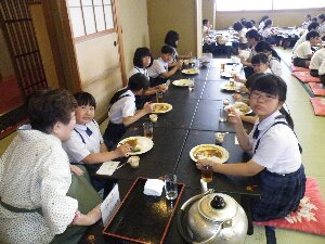 海花亭いずみでの最後の昼食はみんなの大好きなカレーライス!　みんなもりもり食べていました。