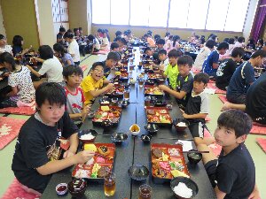 ２日目の晩御飯です。子ども達の大好きなハンバーグにコロッケ。しっかり食べましょう。