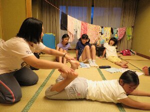 夕食の後は、水泳ミーティングです。今日の練習の振り返りや明日の目標など、どの班も充実したものとなりました。