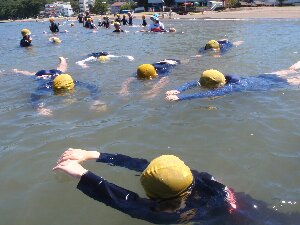 午前中の練習は、どの班も浮き身や伏し浮きなど基本的な練習から始まりました。