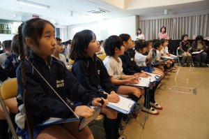 話を真剣に聞く子どもたち