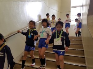 手をつないで移動