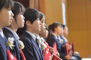 呼びかけを聞く６年生