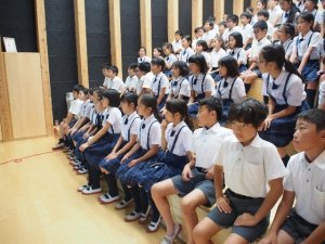 話を聞く五年生